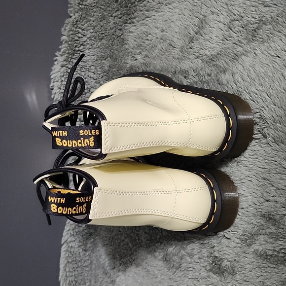 1460 Women's Patent Leather Lace Up Boot - Picture 3 of 7